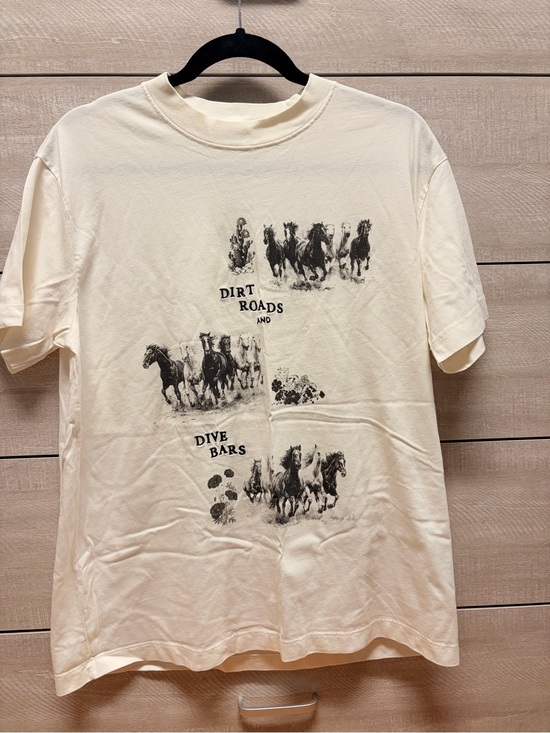 Abercrombie & Fitch Tops - Women’s Graphic Tee - 'Dirt Roads and Dive Bars' Print